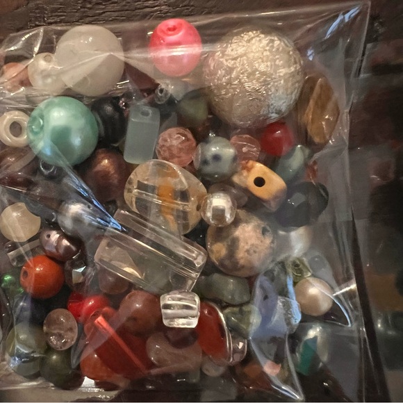 6 Bundles of Assorted Beads - Picture 3 of 7